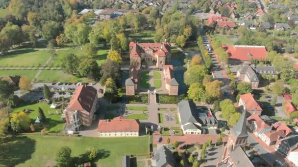 Deutschland ist eine schöne Stadt und Kirche. Luftbild — Stockvideo