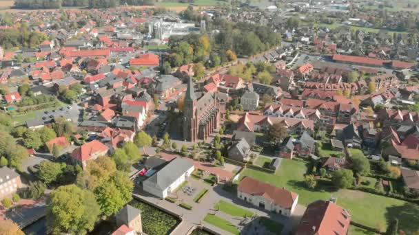 La Germania è una bella città e Chiesa. Vista aerea — Video Stock