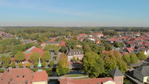 Германия - красивый город и церковь. Вид с воздуха — стоковое видео