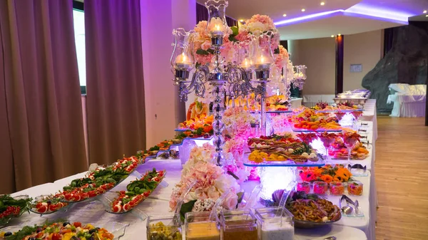 Ontbijtbuffet voedsel binnen in luxe restaurant catering — Stockfoto
