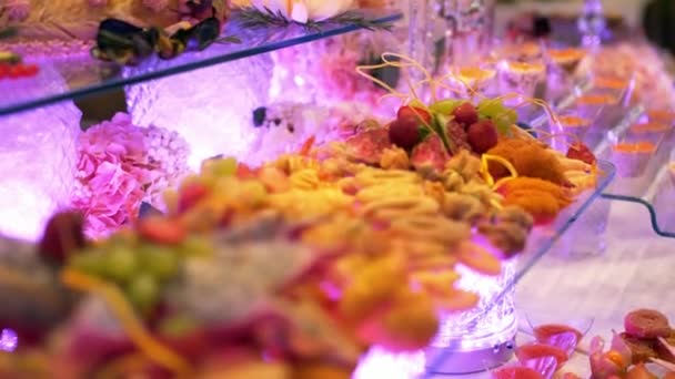 Шведский стол: Прекрасные блюда на столе — стоковое видео