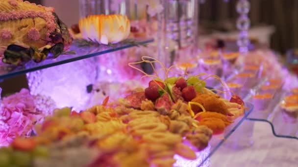 Buffet: Mooie gerechten op tafel liggen — Stockvideo