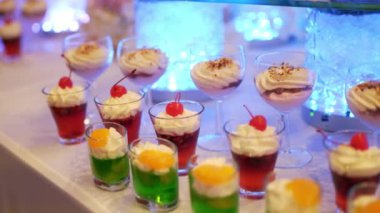 Açık büfe: Güzel yemekler masaya vardır.