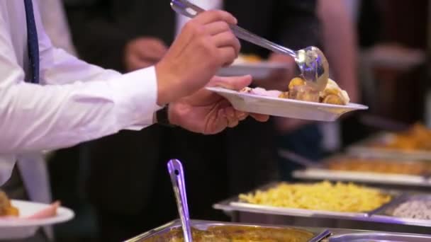 Питание шведский стол питание в помещении роскошного ресторана — стоковое видео