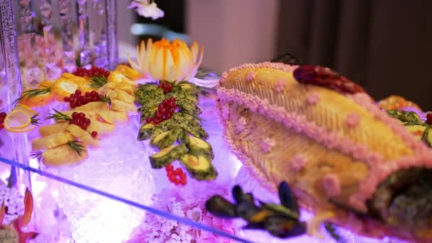 Buffet : De beaux plats sont sur la table — Video