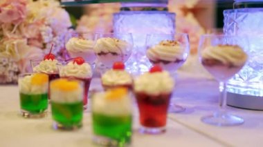 Açık büfe: Güzel yemekler masaya vardır.