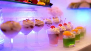 Açık büfe: Güzel yemekler masaya vardır.