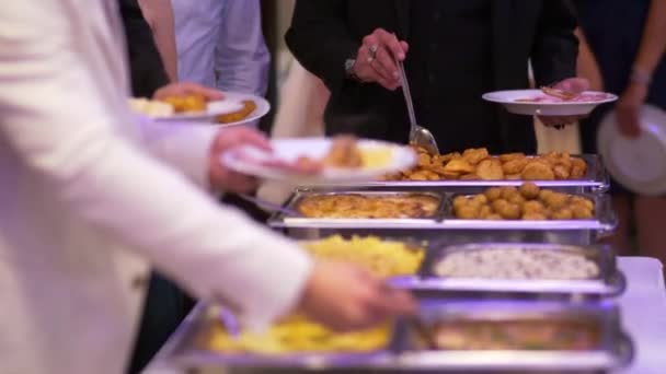 Catering buffet de comida interior em restaurante de luxo — Vídeo de Stock