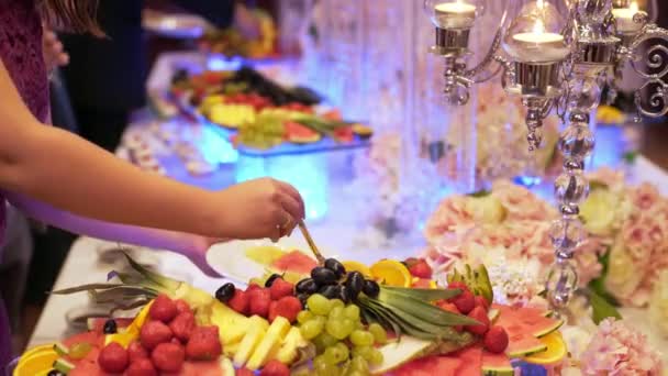 Харчування фуршет їжа в приміщенні в розкішному ресторані — стокове відео