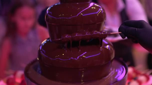 Buffet: fuente de chocolate en la mesa — Vídeo de stock