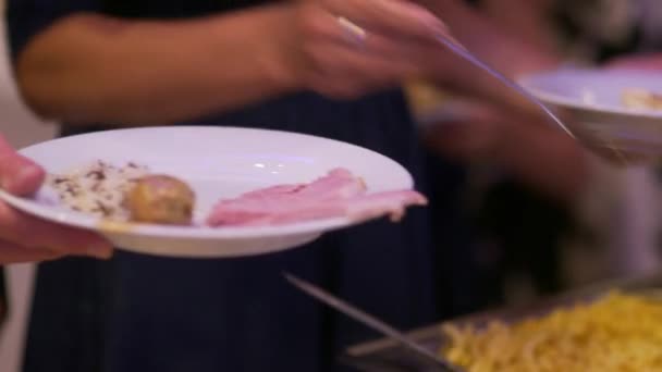 Catering buffé mat inomhus i lyx restaurang — Stockvideo