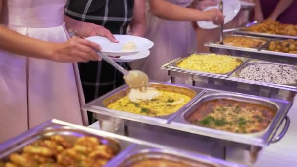 Comida buffet cubierta en restaurante de lujo — Vídeos de Stock