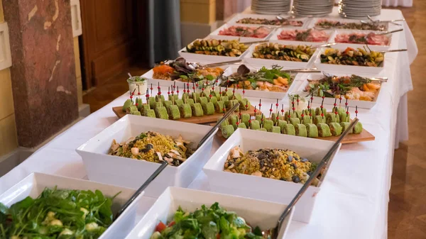 Jídla formou bufetu a občerstvení jsou na stole — Stock fotografie