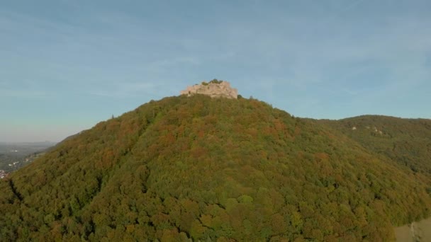 Deutschland uralte Burg auf dem Berg. Luftbild. — Stockvideo