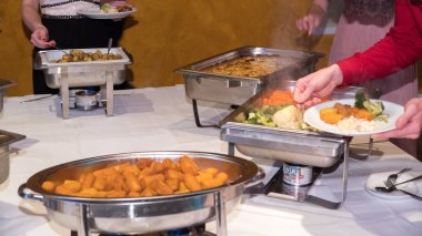 açık büfe yemekler güzel masaya vardır