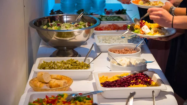 Comidas buffet están bellamente en la mesa —  Fotos de Stock