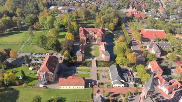 Alemania: Iglesia y ciudad desde el aire — Vídeo de stock