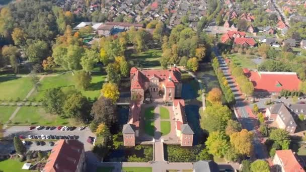Alemania: Iglesia y ciudad desde el aire — Vídeo de stock