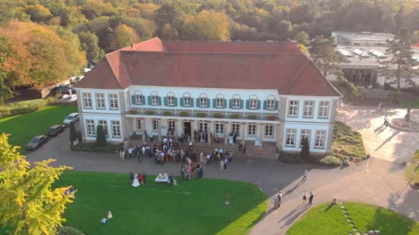 Alemania: Iglesia y ciudad desde el aire — Vídeo de stock