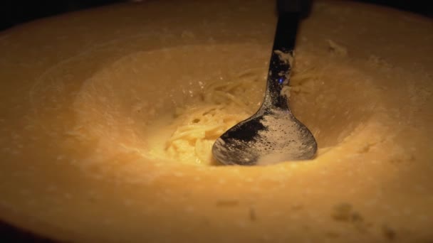 Cozinheiro preparando espaguete em queijo — Vídeo de Stock