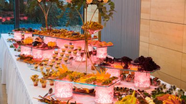 etli lüks restoranda açık büfe yemek kapalı karşılayan insanlar grubu