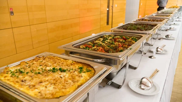 Люди групують харчування шведський стіл їжа в приміщенні розкішного ресторану з м'ясом — стокове фото