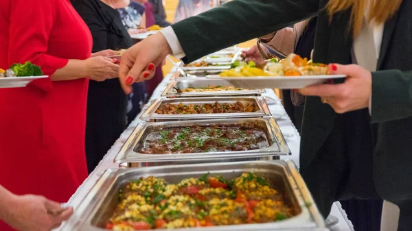 Menschen Gruppe Catering Buffet Essen drinnen in Luxus-Restaurant mit Fleisch — Stockfoto