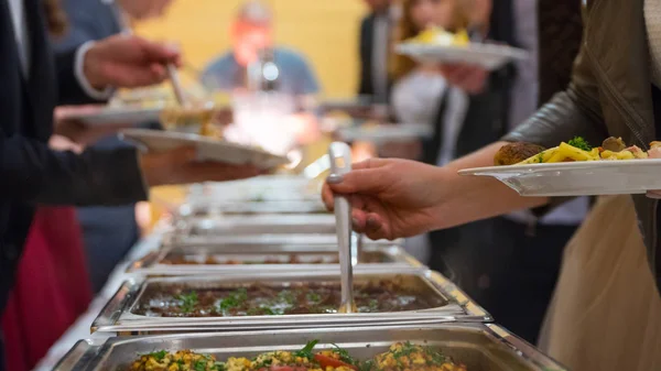 Menschen Gruppe Catering Buffet Essen drinnen in Luxus-Restaurant mit Fleisch — Stockfoto