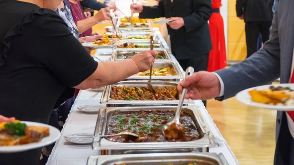 Grupa osób catering jedzenie w formie bufetu, kryty w luksusowych restauracji z mięsem Obrazek Stockowy
