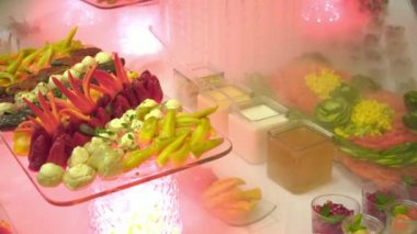 etli lüks restoranda açık büfe yemek kapalı karşılayan insanlar grubu