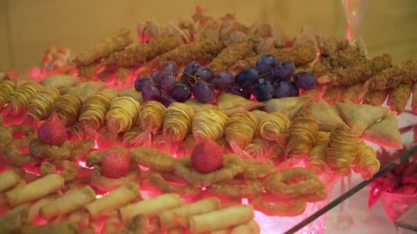 Grupa osób catering jedzenie w formie bufetu, kryty w luksusowych restauracji z mięsem — Wideo stockowe