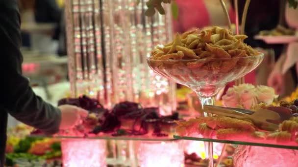 Люди группы питание шведский стол питание в помещении в роскошном ресторане с мясом — стоковое видео