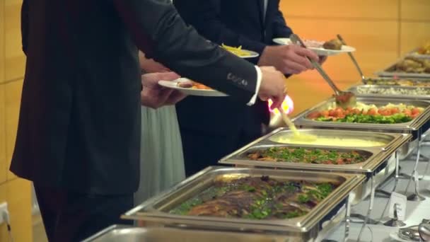 肉と高級レストランで屋内ビュッフェ式の料理をケータリング人グループ — ストック動画