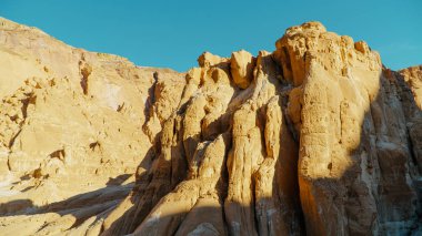 Mısır deseni güneşli havada renkli kanyon