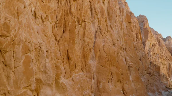 Mısır deseni güneşli havada renkli kanyon