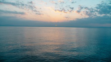 Red Sea'deki/daki Mısır Dahab şafak.