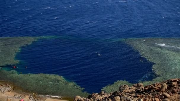 Egypte Blue Hole het uitzicht vanaf de top — Stockvideo