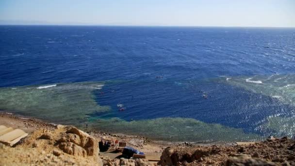 Egypte Blue Hole het uitzicht vanaf de top — Stockvideo