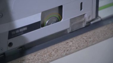 Yapıcı bir elektrikli testere keser