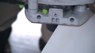 Yapıcı bir elektrik kesici ile çalışır