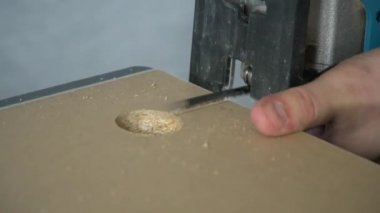 Yapıcı bir elektrikli jigsaw olarak çalışır