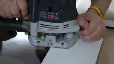 Yapıcı bir elektrik kesici ile çalışır