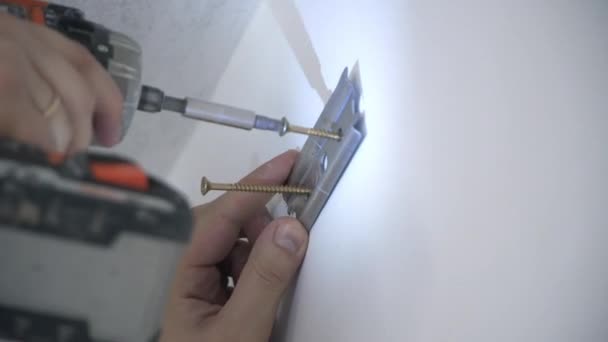 Строитель просушил дыру в стене — стоковое видео