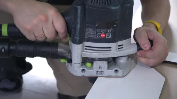 El Constructor trabaja con un cortador eléctrico — Vídeos de Stock