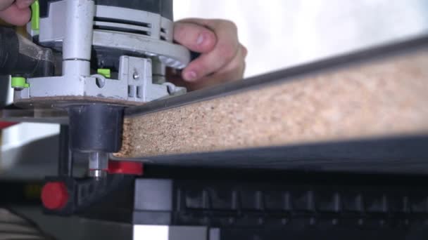 Строитель работает с электрическим резаком — стоковое видео