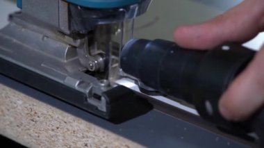 Yapıcı bir elektrikli jigsaw olarak çalışır