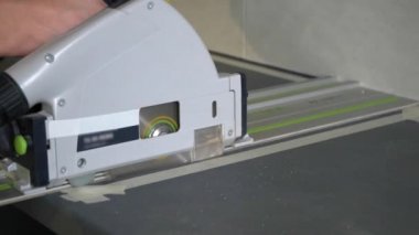 Yapıcı bir elektrikli testere keser