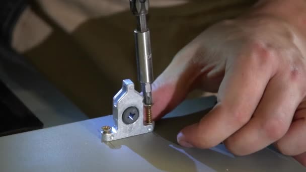 Le constructeur tourne la vis 