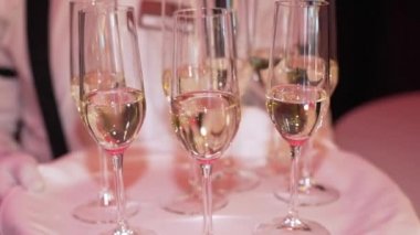 büfe, şampanya bardağı bir tepsi üzerinde durmak.