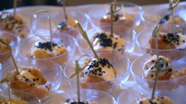 Açık büfe, aperatifler bir tepsi üzerinde olduğunu